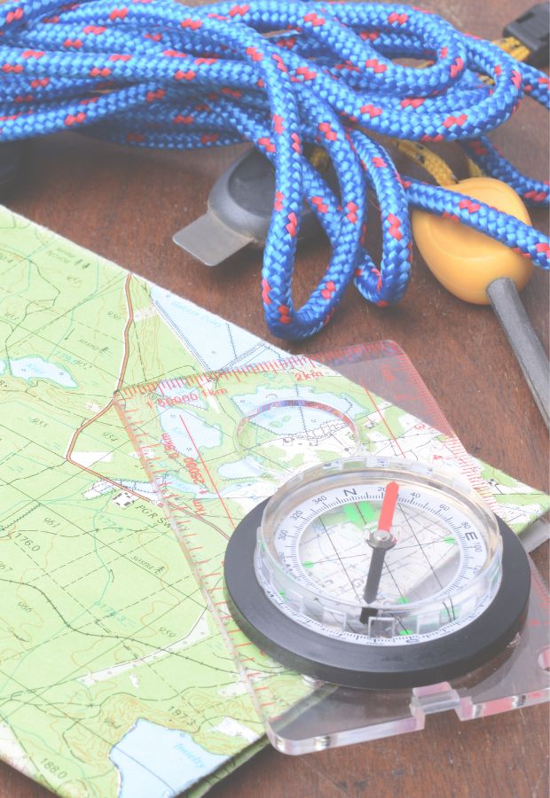 Imagen de fondo de herramientas de supervivencia y aventura